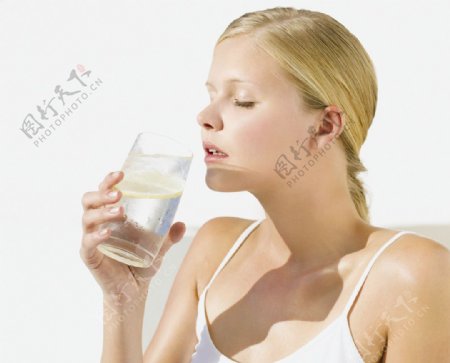 喝水的少女图片