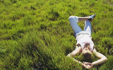 躺在草地上的女人图片