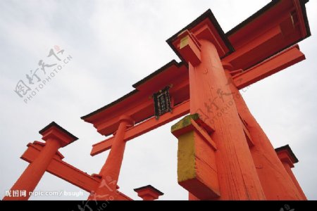 广岛严岛神社的大鸟居图片