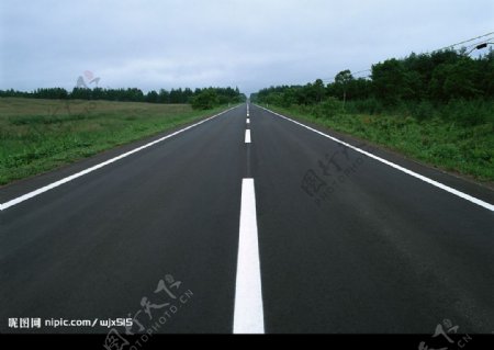 田野间的高速公路图片