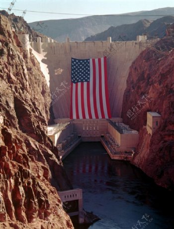美国康萨斯大坝与巨型星条旗图片