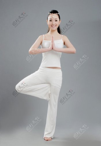 瑜伽美女三角侧伸展式图片