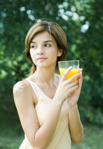 喝橙汁的女孩图片