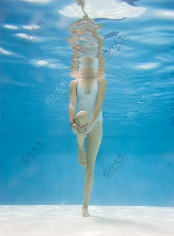 女孩游泳图片