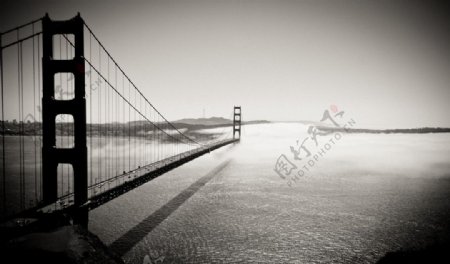 雾中金门大桥图片