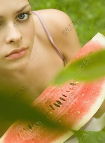拿西瓜的性感美女图片