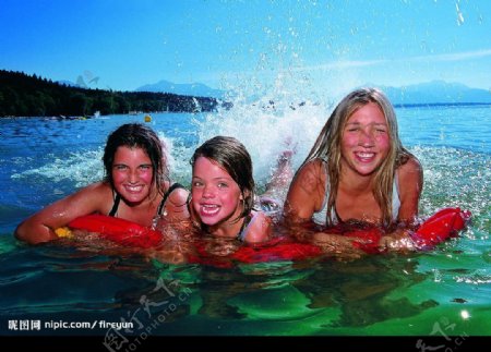 德国基姆湖上的阳光女孩图片