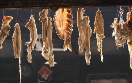 安义古村晒鱼肉图片