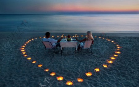 海边蜜月的情侣图片
