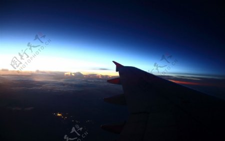 飞机上的日出图片