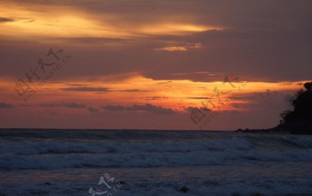 夕阳下的普吉岛海边图片