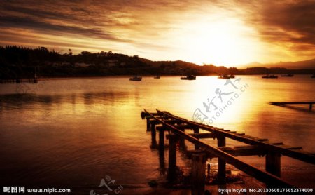 湖景落日图片
