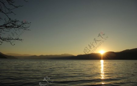 湖泊夕阳图片