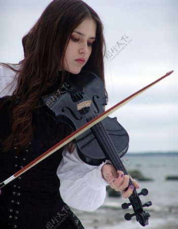 拉小提琴的女子图片