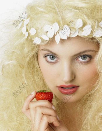 吃草莓糖的美女图片