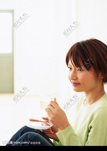 美女喝茶图片