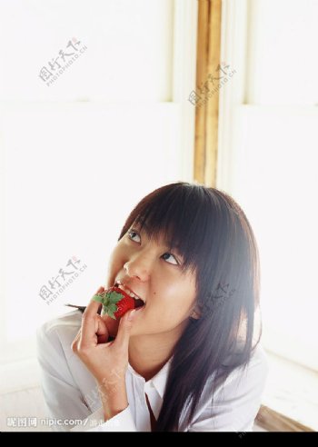 美女吃草莓图片