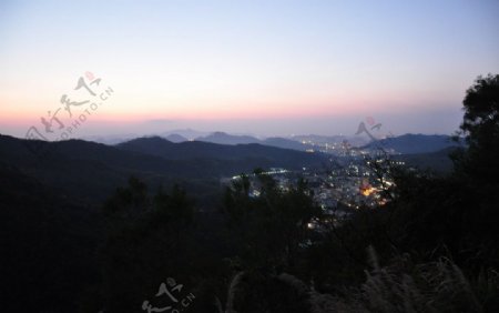 山上拍城市夜景图片