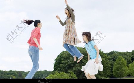 三个美女跳跃图片