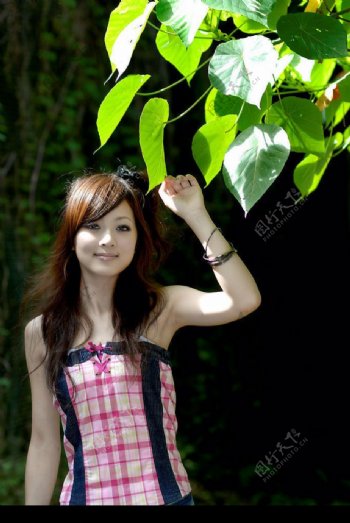 台湾网络人气美女果子MM红格子吊带图片