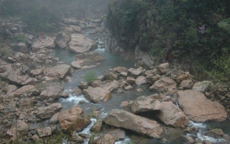 国清寺烟雨中的小溪图片