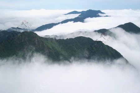 山峰云图片