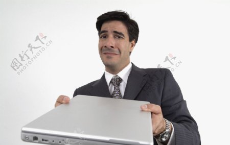 拿着笔记本电脑愁眉苦脸的商务人物图片