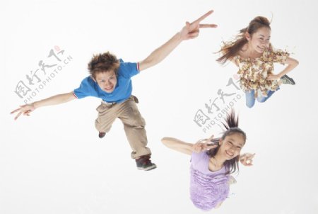 青春活力跳跃的大学生图片
