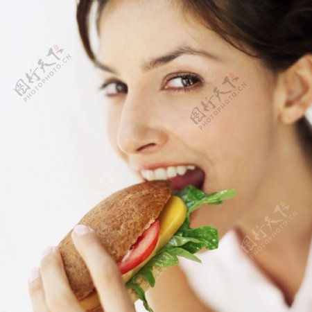 吃汉堡的美女图片