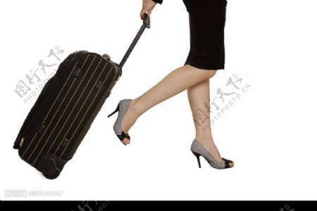 拉着行李箱的女人图片