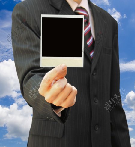 手拿空白相框的商务人物图片