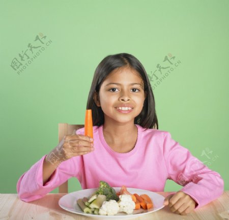 吃蔬菜的小美女图片