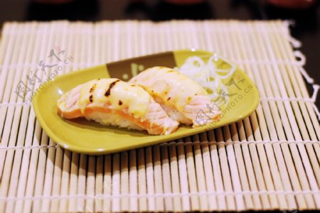 火灸芝士三文鱼寿司图片