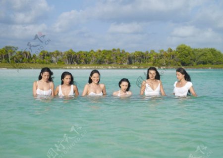 海边游泳六个女人高清大图图片
