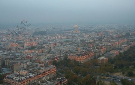 埃菲尔铁塔俯瞰巴黎图片