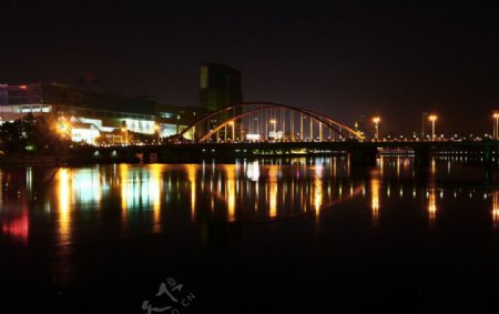 桥上灯火江滨夜色图片