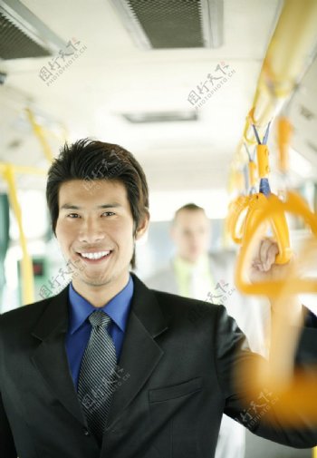 公交车上的商务人物图片