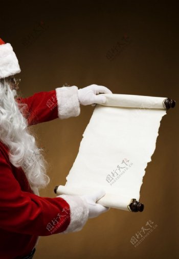手拿空白卷轴的圣诞老人图片