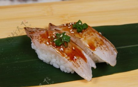 火炙立鱼寿司图片