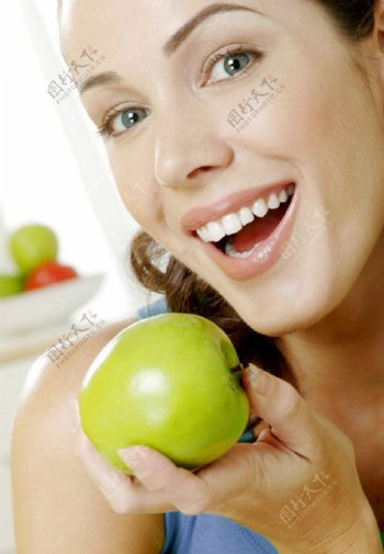 吃苹果漂亮性感女人图片