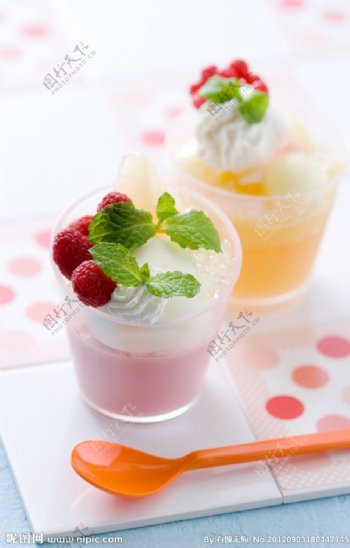 草莓奶油刨冰图片