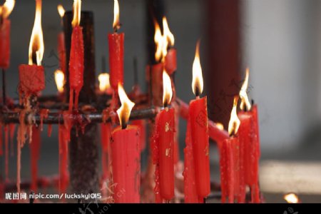 寒山寺的红蜡烛图片