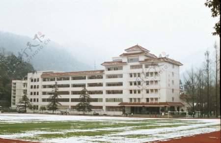 四川农业大学教学楼雪景图片
