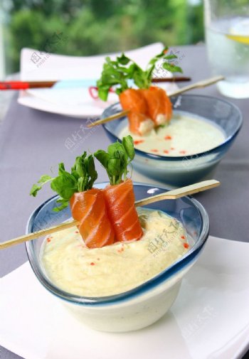 挪威三文鱼酸奶配培根图片