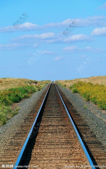 直通的铁路图片