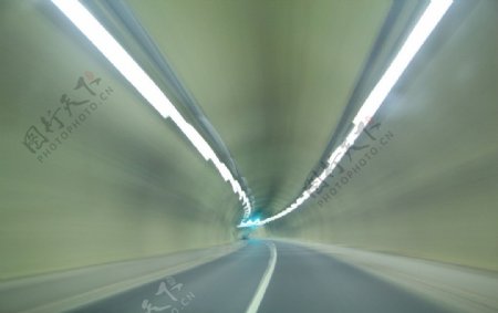 穿越隧道图片