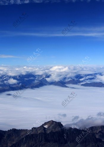 尼泊尔雪山蓝天白云图片