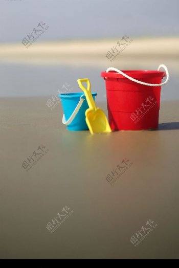 海滩水桶图片