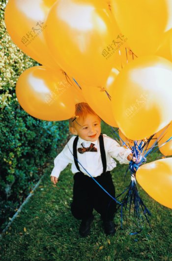 可爱小孩的气球生日会图片