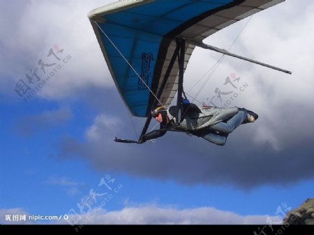 天空中的滑翔伞图片